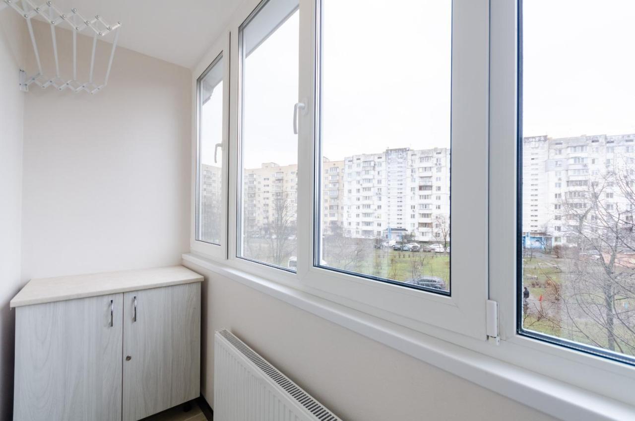 Artal Apartment On Obolonsky Avenue 31 Kiev Bagian luar foto